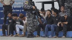 La policía presenta ante la prensa a los hombres a los que identifican como los atacantes del día anterior en el canal TC Televisión, en el cuartel modelo de la policía en Guayaquil, Ecuador, el miércoles 10 de enero de 2024. El asalto no dejó víctimas mortales el martes y las autoridades informaron de la detención de 13 personas que enfrentarán cargos por terrorismo. (AP Foto/César Muñoz)