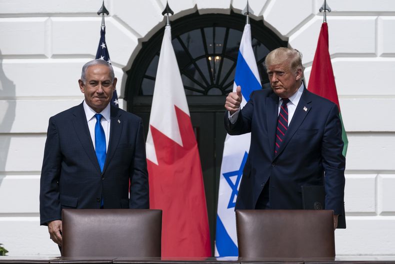 ARCHIVO - El primer ministro israelí, Benjamin Netanyahu, a la izquierda, y el presidente de Estados Unidos, Donald Trump, se preparan para marcharse tras la ceremonia de firmas de los Acuerdos de Abraham en el jardín sur de la Casa Blanca, el 15 de septiembre de 2020 en Washington. (AP Foto/Alex Brandon, Archivo)