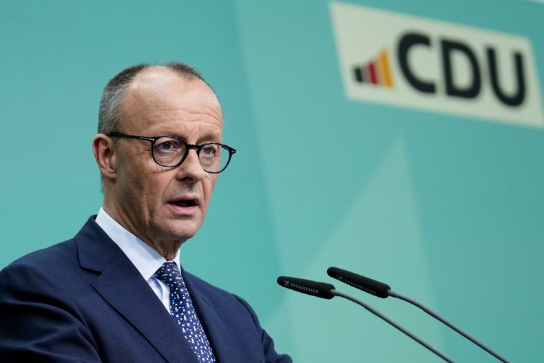 Friedrich Merz, líder de la Unión Demócrata Cristiana (CDU), habla durante una conferencia de prensa en la sede del partido en Berlín, Alemania, el lunes 24 de febrero de 2025. (AP Foto/Martin Meissner)