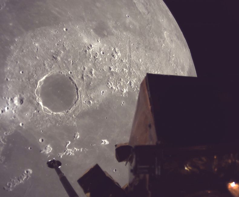 Esta imagen proporcionada por ispace, inc. muestra a la sonda Resilience dando vueltas alrededor de la Luna, el miércoles 4 de junio de 2025. (ispace, inc. via AP)