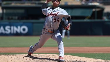 Keider Montero, lanzador de los Tigres de Detroit, trabaja durante la segunda entrada del juego de béisbol de Grandes Ligas contra los Atléticos, el domingo 2 de agosto de 2026, en West Sacramento, California. (AP Foto/Sara Nevis)