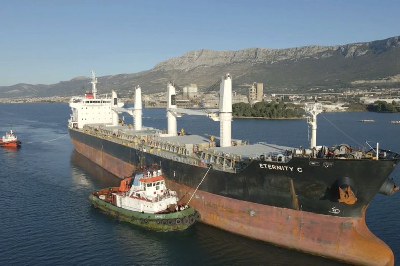 El carguero con bandera de Liberia Eternity C se ve en Split, Croacia, el 30 de enero de 2023. (Sinisa Aljinovic via AP)