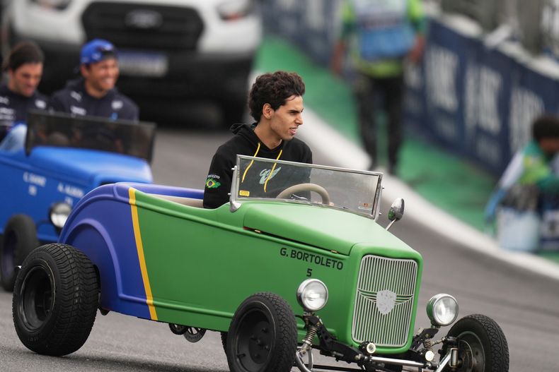 El piloto brasileño Gabriel Bortoleto de Sauber durante el desfile previo al Gran Premio de Brasil, el domingo 9 de noviembre de 2025. (AP Foto/Andre Penner)