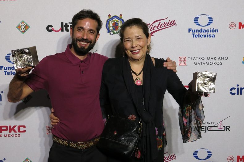 El director Pablo Pérez Lombardini, a la izquierda, y la productora Liliana Pardo de la película La reserva posan con los premios a mejor película mexicana y mejor dirección en la ceremonia de premiación de la 23ª edición del Festival de Cine de Morelia, en Morelia, México, el viernes 17 de octubre de 2025. (Foto AP/Berenice Bautista)