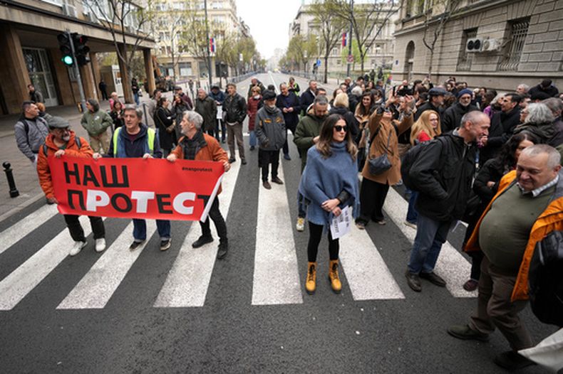 Periodistas serbios cortan el tráfico en el exterior de las oficinas del presidente del país, Aleksandar Vucic, en Belgrado, Serbia, el 1 de abril de 2026, en protesta por los crecientes ataques y presión a la prensa. (AP Foto/Darko Vojinovic)