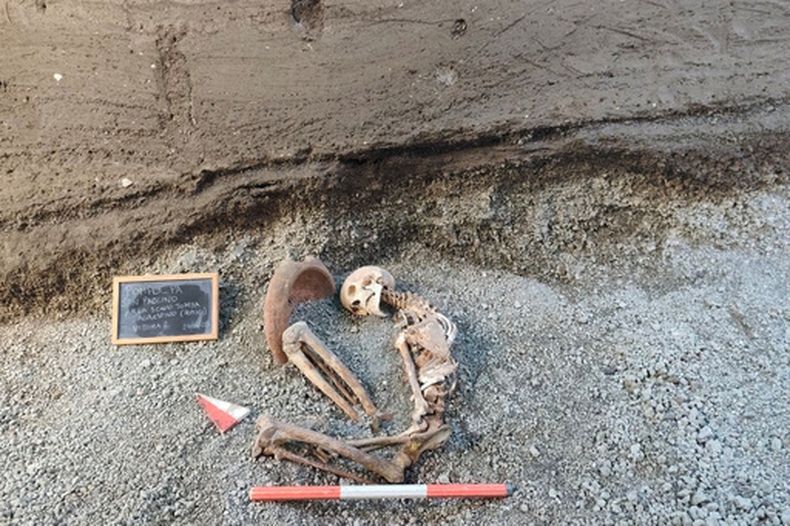 Esta imagen, difundida por el Ministerio de Cultura italiano el lunes 27 de abril de 2026, muestra a una víctima de la erupción del Vesubio del año 79 d. C., en el yacimiento arqueológico de Pompeya, cerca de Nápoles, en el sur de Italia. (Ministerio de Cultura italiano vía AP)