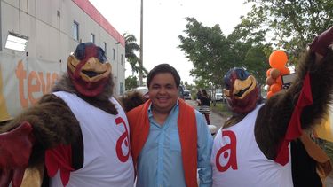 americateve | Ayer Cientos de personas llegaron hasta las instalaciones de América Tevé para recoger su pavo para el día de Acción de Gracias y el Happy Hour estuvo allí saludando a los televidentes.
