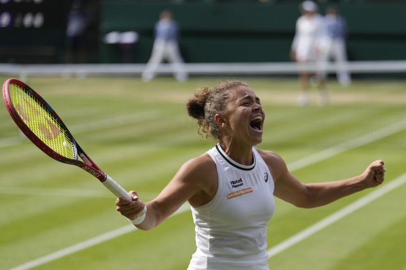 La italiana Jasmine Paolini celebra tras vencer a la croata Dona vekoic en la semifinal de Wimbledon el jueves 11 de julio del 2024. (AP Foto/Mosaab Elshamy)