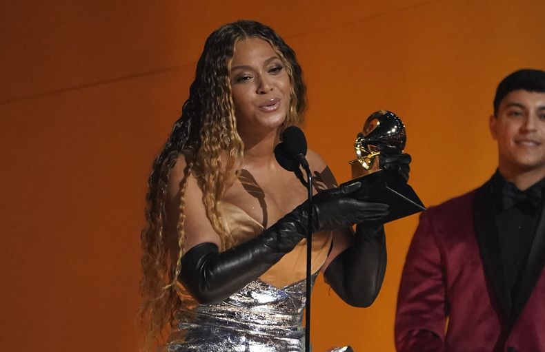 ARCHIVO - Beyonce acepta el premio al mejor álbum de música dance/electrónica por Renaissance en la 65ª entrega anual de los premios Grammy el 5 de febrero de 2023 en Los Ángeles. (Foto AP/Chris Pizzello, archivo)