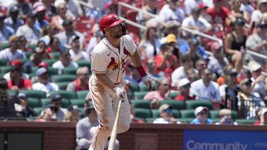 Paul Goldschmidt de los Cardenales de San Luis observa su jonrón de tres carreras en la tercera entrada del primer juego de una doble cartelera ante los Yanquis de Nueva York el sábado 1 de julio del 2023. (AP Foto/Jeff Roberson)