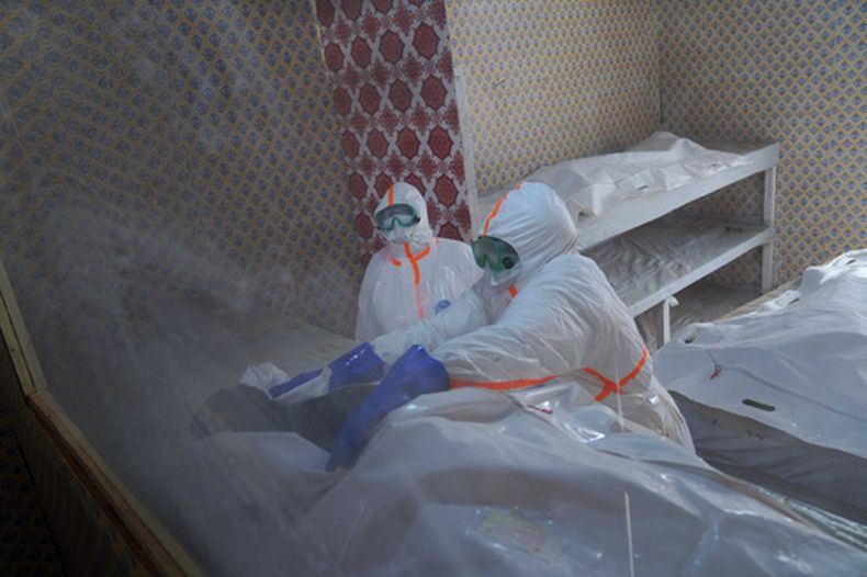 Personal médico atiende al cuerpo de una persona que murió de ébola en Bunia, República Democrática del Congo, el 4 de septiembre del 2026. (AP foto/Dieudonne Dirole)