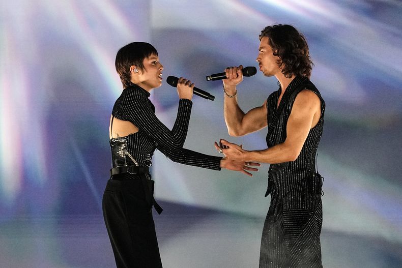 Mia Nicolai y Dion Cooper de Países Bajos actúan durante un ensayo general para la primera semifinal del Festival de la Canción de Eurovisión en la Arena M&S Bank en Liverpool, Inglaterra, el lunes 8 de mayo de 2023. (Foto AP/Martin Meissner)