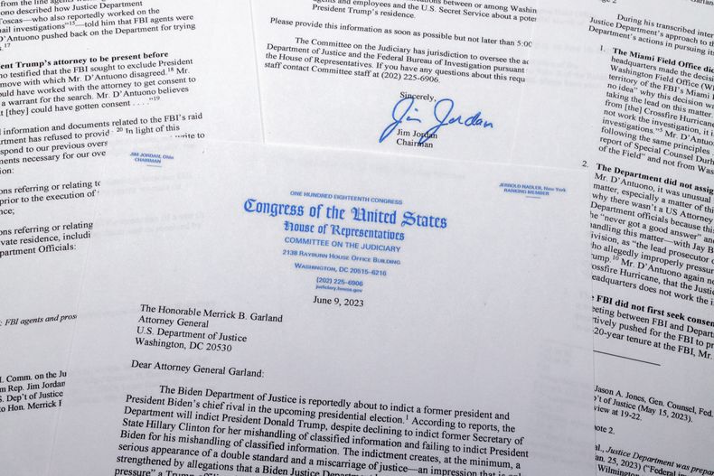 Una carta enviada por el presidente de la Comisión Judicial de la cámara baja, el republicano Jim Jordan, al secreario de Justicia, Merrick Garland, 9 de junio de 2023. (AP Foto/Jon Elswick)
