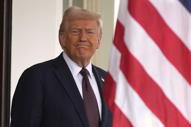 El presidente Donald Trump espera la llegada del primer ministro británico Keir Starmer a la Casa Blanca, el jueves 27 de febrero de 2025, en Washington. (AP Foto/Evan Vucci)