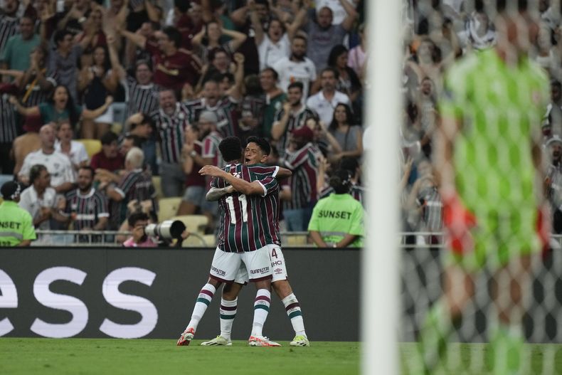 Germán Cano (derecha), de Fluminense de Brasil, festeja con su compañero Keno luego de anotar ant Internacional en la ida de las semifinales de la Copa Libertadores, el miércoles 27 de septiembre de 2023 (AP Foto/Silvia Izquierdo)
