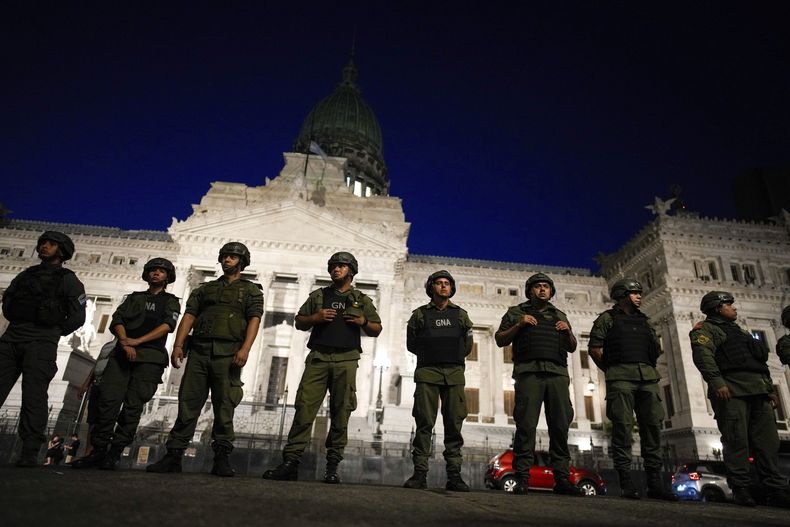 La policía custodia el Congreso donde los legisladores debaten una reforma impulsada por el presidente argentino, Javier Milei, en Buenos Aires, Argentina, el jueves 1 de febrero de 2024. La propuesta incluye una amplia variedad de medidas económicas, administrativas, penales y medioambientales. (AP Foto/Natacha Pisarenko)
