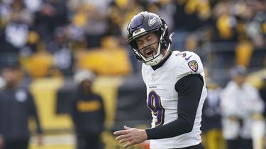 El pateador de los Ravens de Baltimore, Justin Tucker, reacciona después de fallar un segundo intento de gol de campo contra los Steelers de Pittsburgh durante la primera mitad, el domingo 17 de noviembre de 2024, en Pittsburgh. (AP Foto/Matt Freed)