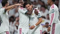 Los jugadores del Real Madrid celebran el gol de Arda Guler en el partido contra Leipzig en la Liga de Campeones, el miércoles 21 de octubre de 2026, en Madrid. (AP Foto/Bernat Armangue)