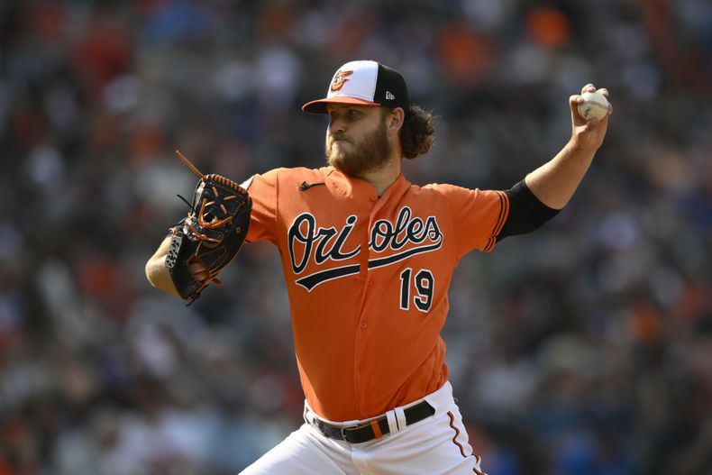 Cole Irvin, de los Orioles de Baltimore, cumple con su apertura ante los Reales de Kansas City, el sábado 10 de junio de 2023 (AP Foto/Nick Wass)
