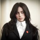 Billie Eilish llega a los Oscar el 10 de marzo de 2024, en el Teatro Dolby en Los Ángeles. Billie Eilish, Stevie Wonder, Katy Perry, Smokey Robinson y J Balvin son algunos de los más de 200 nombres que aparecen en una carta abierta presentada por la organización sin fines de lucro Artist Rights Alliance, que pide a las empresas de tecnología de inteligencia artificial (IA), desarrolladores, plataformas, servicios de música digital y plataformas que dejen de usar la IA para infringir y devaluar los derechos de los artistas humanos. (Foto Richard Shotwell/Invision/AP)