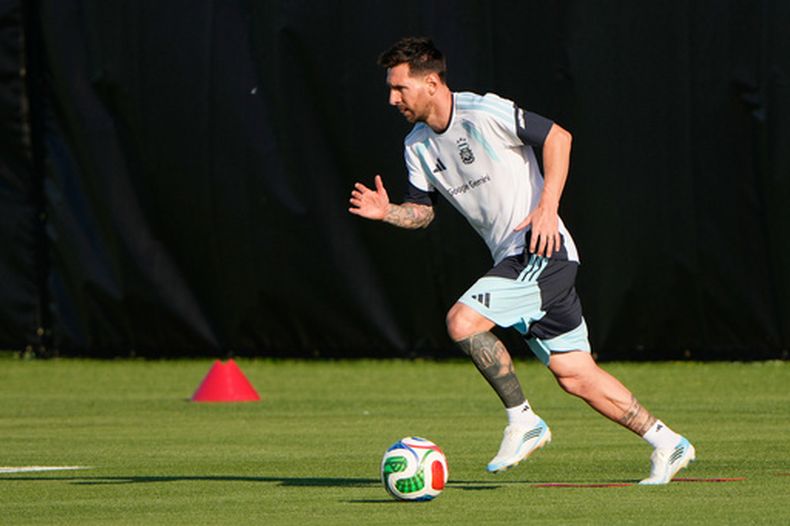 El delantero argentino Lionel Messi durante un entrenamiento rumbo al Mundial, el miércoles 3 de enero de 2026, en Kansas City, Kansas. (AP Foto/Charlie Riedel)