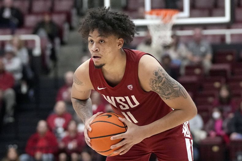 ARCHIVO- El alero de Washington State, DJ Rodman (11), durante un juego de baloncesto de la NCAA en contra de Stanford, en Stanford, California, el jueves 23 de febrero de 2023. La Universidad del Sur de California ya había asegurado a Bronny James, hijo de la súper estrella de los Lakers LeBron James. Ahora, D.J. Rodman, el hijo del gran Dennis Rodman, anunció que será transferido a los Troyanos de USC. (AP Foto/Jeff Chiu, Archivo)