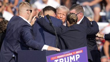 ARCHIVO - El candidato republicano a la presidencia, el expresidente Donald Trump, rodeado por agentes del Servicio Secreto en un evento de campaña en Butler, Pensilvania, el 13 de julio de 2024. (AP Foto/Gene J. Puskar, Archivo)