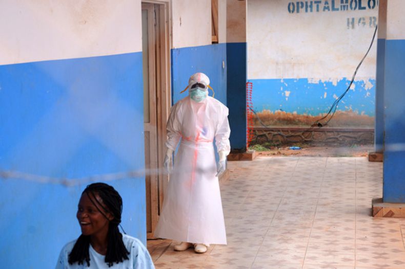 Un sanitario, con un traje de protección, en el exterior del centro de tratamiento de ébola del Hospital General de Bunia, en Ituri, República Democrática del Congo, el 22 de julio de 2026. (AP Foto/Dirole Lotsima Dieudonne)