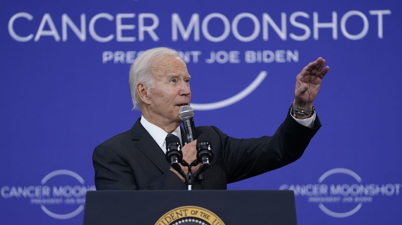 El presidente Joe Biden habla sobre su iniciativa contra el cáncer, en la Biblioteca y Museo John F. Kennedy en Boston, el 12 de septiembre del 2022. (Foto AP /Evan Vucci)