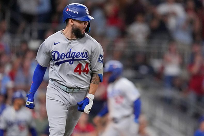 Andy Pages de los Dodgers de Los Ángeles conecta un sencillo remolcador de dos carreras en el séptimo inning del cuarto juego de la serie divisional de la Liga Nacional ante los Bravos de Atlanta, el miércoles 7 de octubre de 2026, en Atlanta. (AP Foto/Mike Stewart)