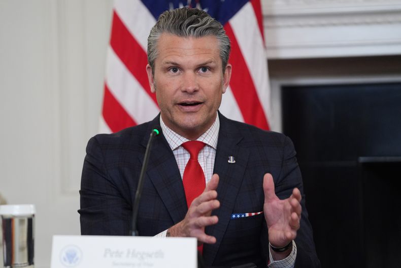 El secretario de Defensa de Estados Unidos, Pete Hegseth, responde a una pregunta de un periodista durante una mesa redonda sobre cárteles criminales en la sala de Cenas de Estado de la Casa Blanca, el jueves 23 de octubre de 2025 en Washington. (AP Foto/Evan Vucci)