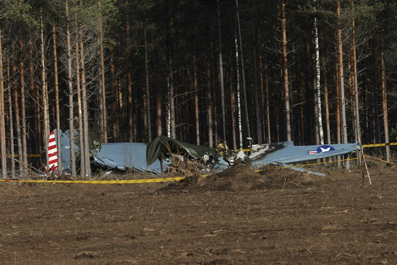 La avioneta que se estrelló cerca de la pista aeronáutica Rayskala en el sur de Finlandia el 16 de octubre del 2024. (Juha Tamminen/Lehtikuva via AP)