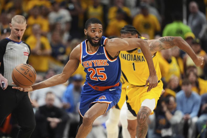 ARCHIVO - El alero de los Knicks de Nueva York, Mikal Bridges (25), controla el balón durante la segunda mitad del sexto partido de las finales de la Conferencia Este de los playoffs de la NBA contra los Pacers de Indiana en Indianápolis, el 31 de mayo de 2025. (AP Photo/Michael Conroy, Archivo)