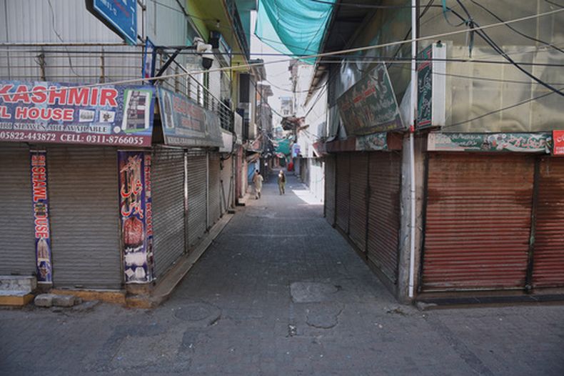 Un mercado cerrado como parte de la huelga y protesta en Muzaffarabad, la capital de la zona de Cachemira controlada por Pakistán, el 9 de junio del 2026. (AP foto/M.D. Mughal)