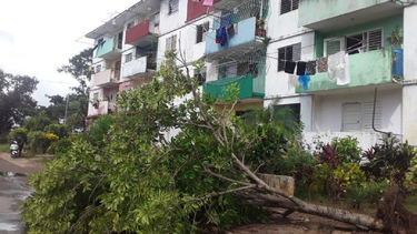 ida se aleja de cuba dejando amplias zonas sin electricidad y derrumbes en viviendas