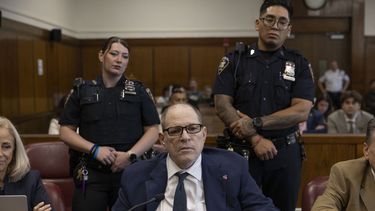 Harvey Weinstein comparece ante el tribunal estatal en Manhattan mientras los jurados regresan a las deliberaciones sobre un cargo restante en su nuevo juicio el jueves 12 de junio de 2025 en Nueva York. (Christian Monterrosa/Pool Photo via AP)