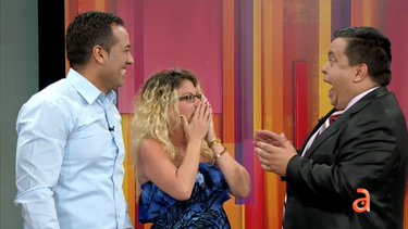 momento donde una pareja de cubanos recien llegados conocen el sexo de su bebe