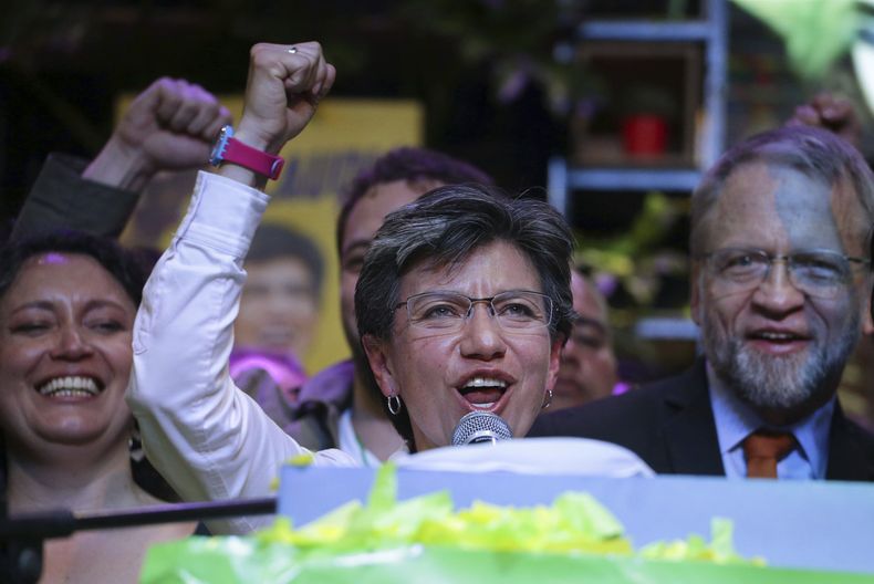 ARCHIVO - Claudia López del partido Alianza Verde celebra su victoria electoral como alcaldesa de Bogotá, en Bogotá, Colombia, el domingo 27 de octubre de 2019. La Procuraduría General de la Nación en Colombia abrió el jueves 27 de abril de 2023 una investigación disciplinaria a la alcaldesa de Bogotá, Claudia López, y a otros cuatro mandatarios de ciudades capitales por no haber tomado medidas efectivas para combatir el hacinamiento en las cárceles y centros de detención temporal. (AP Foto/Iván Valencia, Archivo)