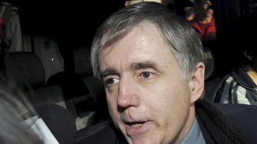 americateve | En esta fotograf&iacute;a de archivo del 10 de junio de 2009, el sacerdote cat&oacute;lico argentino Julio C&eacute;sar Grassi habla con periodistas al salir de un tribunal tras ser declarado culpable de abuso sexual en Buenos Aires, Argentina. Grassi, qu