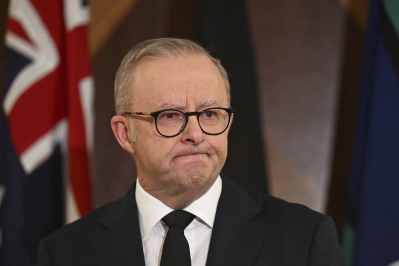 El primer ministro australiano, Anthony Albanese, habla a la prensa en Melbourne, Australia, después de la muerte del papa Francisco el lunes 21 de abril de 2025. (Lukas Coch/AAP Image vía AP)