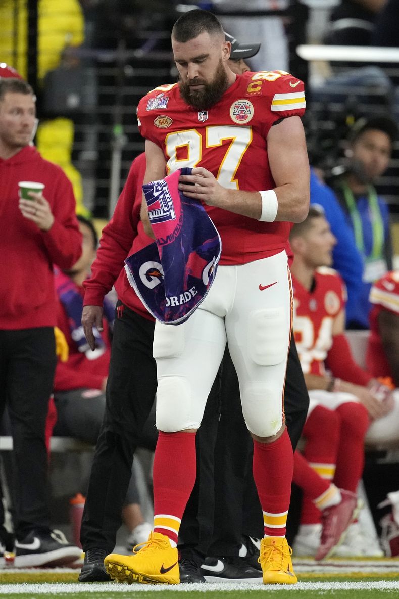 El tight end Travis Kelce (87), de los Chiefs de Kansas City, camina en la banda durante la primera mitad del Super Bowl 58 en contra de los 49ers de San Francisco, el domingo 11 de febrero de 2024, en Las Vegas. (AP Foto/John Locher)