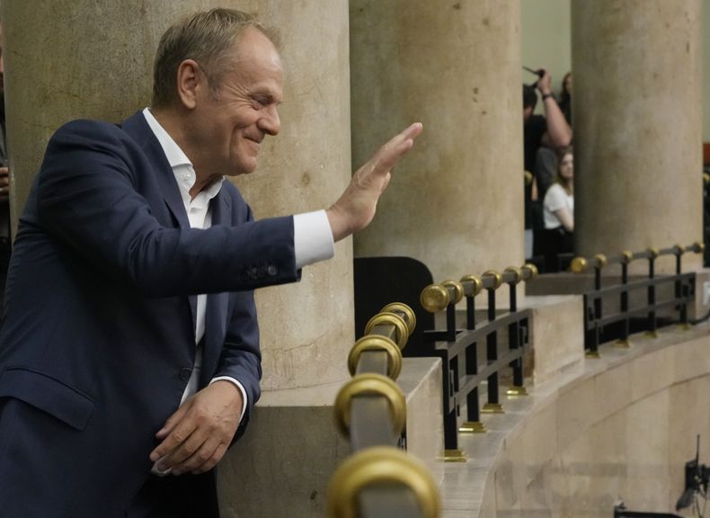 El líder opositor y ex primer ministro de Polonia, Donald Tusk, observa a los legisladores mientras se aprueba un polémico borrador de ley en el parlamento en Varsovia, Polonia, el viernes 26 de mayo de 2023. Las voces críticas afirmaban que la ley para investigar la supuesta influencia rusa en Polonia también iba dirigida contra la oposición, especialmente Tusk, y podría afectar al resultado de las elecciones parlamentarias de otoño. (AP Foto/Czarek Sokolowski)