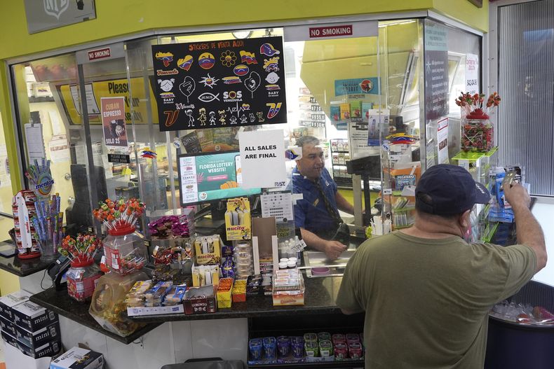 Pegatinas y productos venezolanos se ven entre opciones más habituales en la tienda de una gasolinera en Doral, Florida, el martes 1 de abril de 2025. (AP Foto/Rebecca Blackwell)