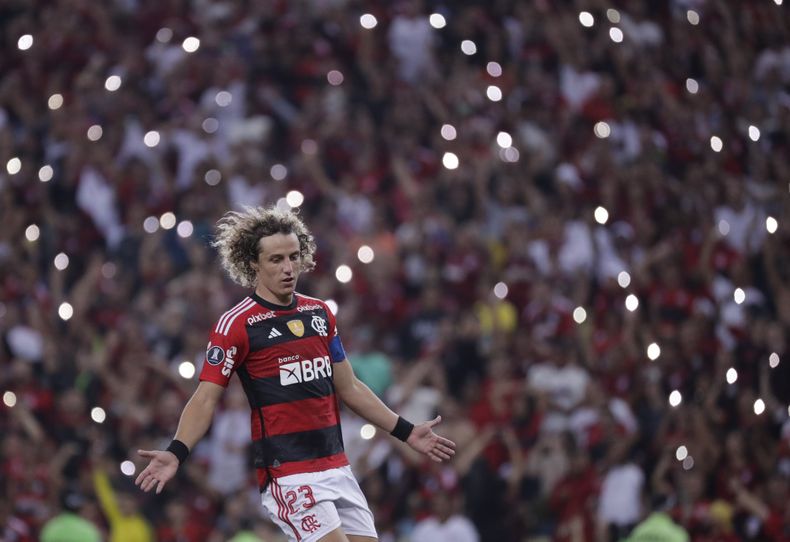 El zaguero David Luiz de Flamengo durante el partido contra Racing Club de Argentina en la Copa Libertadores, el jueves 8 de junio de 2023, en Río de Janeiro. (AP Foto/Bruna Prado)