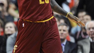 americateve | LeBron James, de los Cavaliers de Cleveland, festeja luego de hacer un enceste en el alargue del partido del viernes 31 de octubre de 2014 frente a los Bulls de Chicago (AP foto/Paul Beaty)