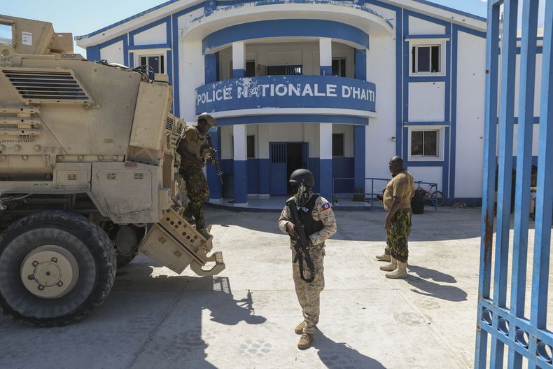 ARCHIVO - Agentes de policía haitianos y kenianos en una estación de policía de Pont-Sonde, Haití, el 7 de octubre de 2024. (AP Foto/Odelyn Joseph, Archivo)