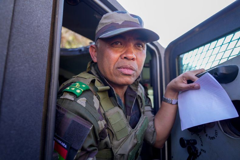 El coronel Michael Randrianirina y sus subalternos de las fuerzas armadas de Madagascar van al palacio presidencial para anunciar que las fuerzas armadas han tomado control del país, en Antananarivo, Madagascar, el 14 de octubre del 2025. (AP foto/Brian Inganga)