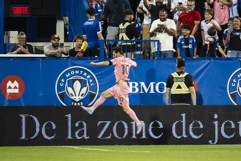 El argentino Lionel Messi, del Inter Miami, festeja su gol en el encuentro de la MLS ante Montreal, el sábado 5 de julio de 2025 (Christopher Katsarov/The Canadian Press via AP)