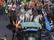 agricultores, ganaderos protestan contra el gobierno espanol
