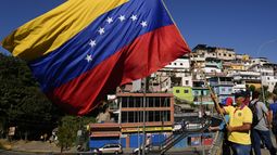 Opositores del presidente venezolano Nicolás Maduro se manifiestan el día antes de su toma de posesión para un tercer mandato en Caracas, Venezuela, el jueves 9 de enero de 2025. (AP Foto/Ariana Cubillos)